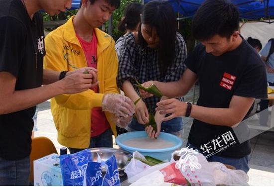 现场包粽子 