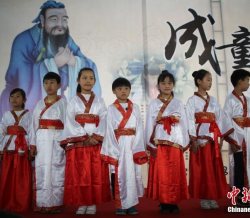 南京小学生着汉服举行成童礼“感恩立志”