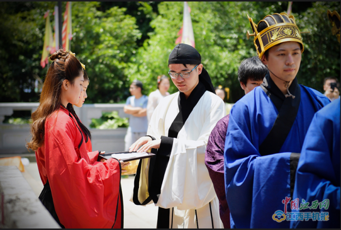 “现在有很多传统节日和习俗已经被人们渐渐遗忘。今天的着汉服祭祀活动只是一个载体，能让更多人认识汉服，了解汉服文化。希望今后能有更多的人加入到传统文化的传承活动中来。”汉服爱好者夜染说。
