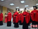 兰州青年学子体验汉服“成人礼” 悟感恩与责任