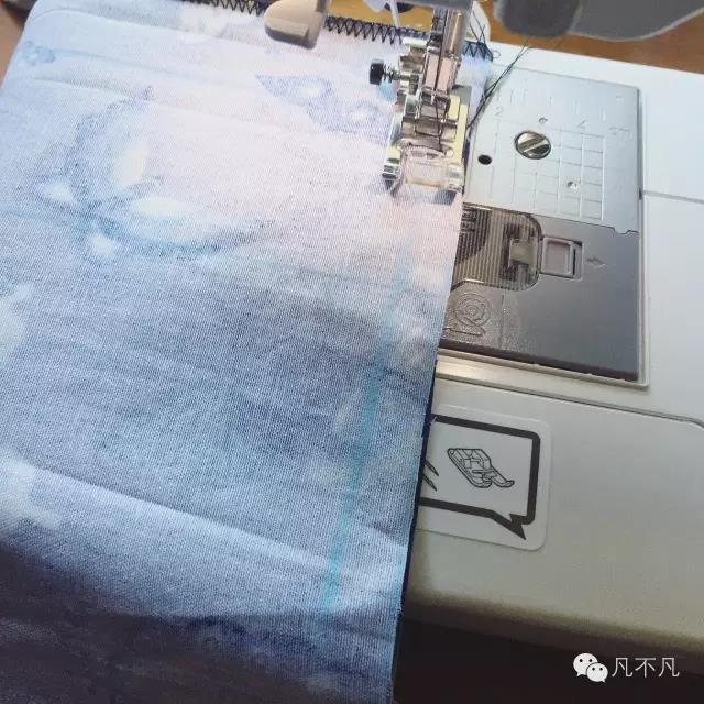 缝合好是这样的，我锁了边
没有锁边机的宝宝可以用包边或者双对折的方法代替