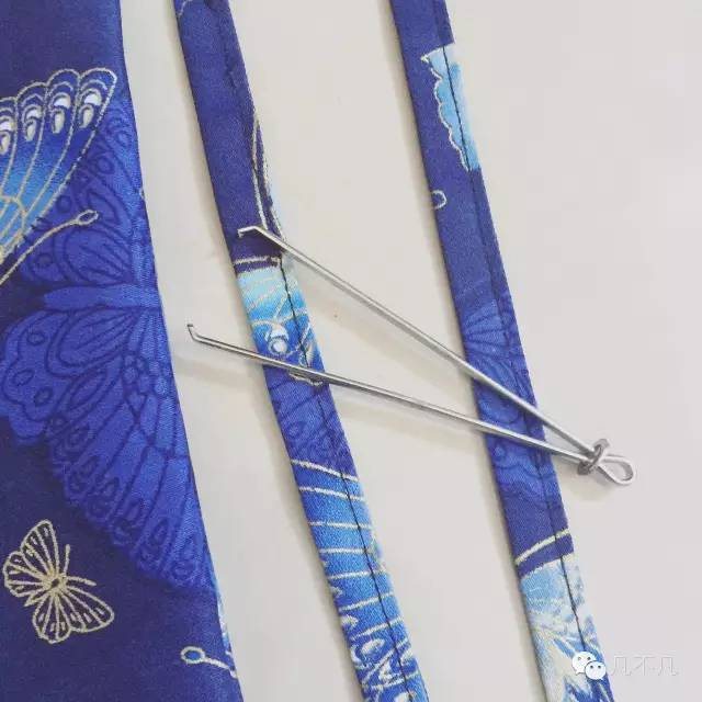 接着用穿绳器夹住绳子
夹的稳就ok啦