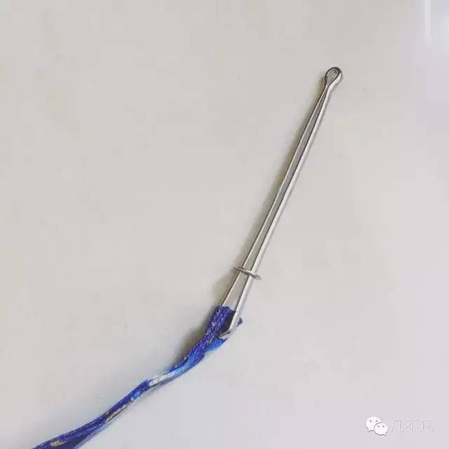 然后绳子穿过第一个口