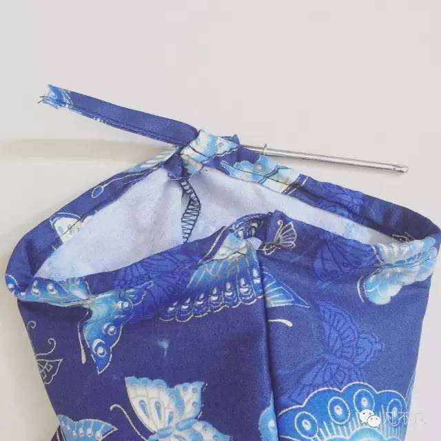 另一根绳子就按原先穿绳的反方向穿
（两绳呈交叉状态）
最后绳子两边打结就可以了