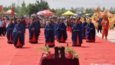 日照农民穿汉服进行“迎龙祭天”仪式