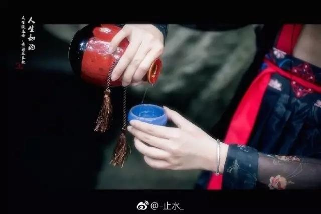 下有枯树根,上有鼯鼠窠。