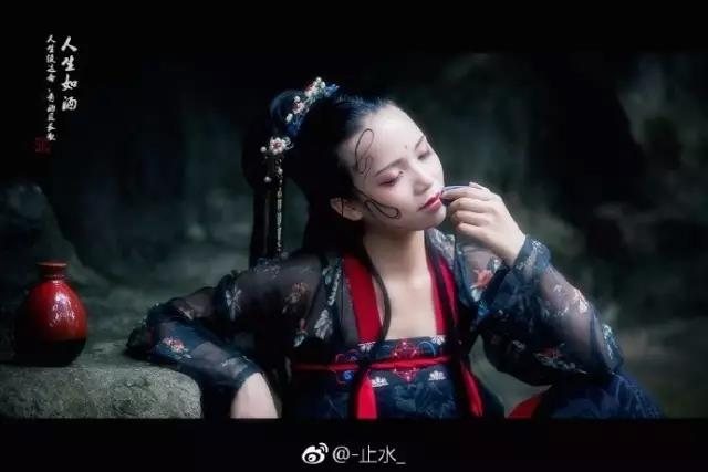 高皇子孙尽,千载无人过。