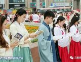 百人着汉服号召市民少碰手机多看书