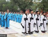 北京小学生着汉服在孔庙举行毕业典礼
