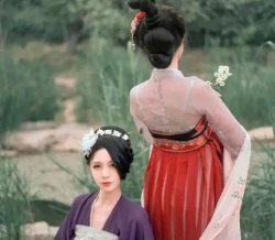 【汉服美图】野有蔓草，零露漙兮。 有美一人，清扬婉兮