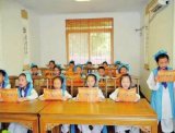 社区书院开课 娃娃们穿着汉服免费学经典