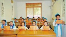 社区书院开课 娃娃们穿着汉服免费学经典