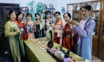 武汉汉服之家携手“行悟香堂”举办手作香囊雅集的活动