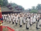 穿汉服行大礼 成都数百学子文庙谢师恩