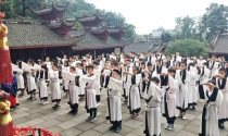 穿汉服行大礼 成都数百学子文庙谢师恩