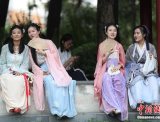 百名汉服爱好者齐聚南京莫愁湖 让“七夕”回归传统浪漫