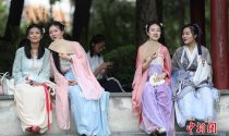 百名汉服爱好者齐聚南京莫愁湖 让“七夕”回归传统浪漫