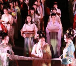云南青年男女将着汉服上演斗巧会 回归传统七夕