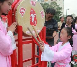 献礼教师节 ！穿汉服行“开笔礼” 写下人生第一个“人”字