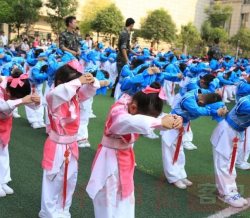 郑州一小学小学生着汉服入泮礼 感受国韵雅礼