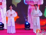 中秋夜 武陵源溪布老街上演“汉服秀”