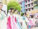 洪城国庆上演“汉服快闪”展现民族风情 弘扬传统文化