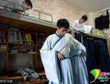 成都高校一男生每天穿汉服 还会抚琴作诗