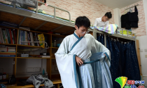 成都高校一男生每天穿汉服 还会抚琴作诗