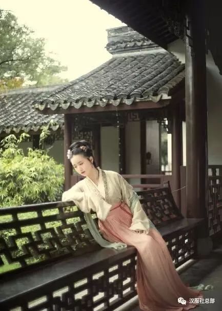 俏丽若三春之桃,清素若九秋之菊。