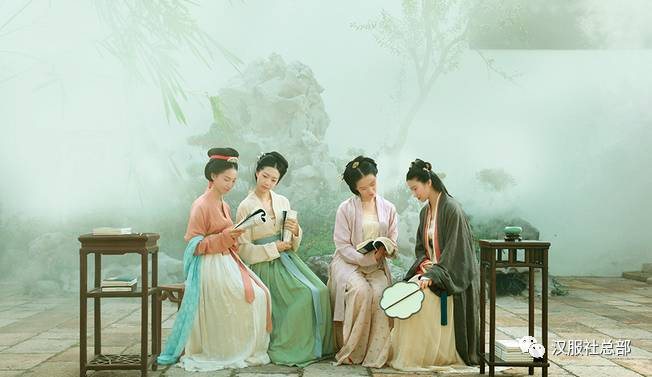 脸若银盆,眼似水杏,
唇不点而红,眉不画而翠。