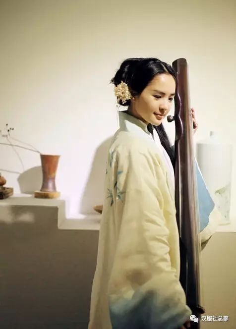 翩若轻云出岫,携佳人兮步迟迟腰肢袅娜似弱柳。