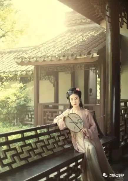 云想衣裳花想容,春风拂槛露华浓。
若非群玉山头见,会向瑶台月下逢。