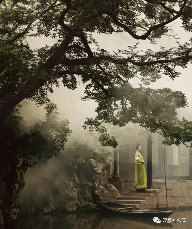 美女妖且闲,采桑歧路间。
柔条纷冉冉,落叶何翩翩。