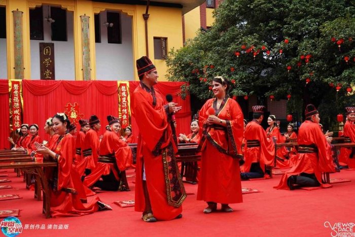 一对新婚的巴基斯坦留学生现场演唱本国歌曲。