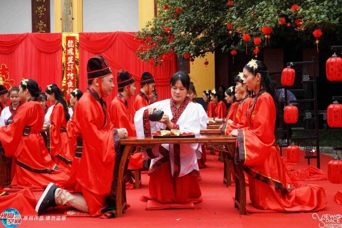 在现场，大家完全按照汉服和汉风传统婚礼的一些习俗组织活动，新人们行礼、饮茶等等，别具一格。