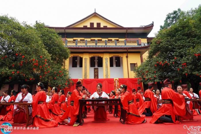 广西师范大学王城校区，坐落在桂林市中心，其与王城景区融为一体，里面的独秀峰，也特有名气。大家选择在这里举行汉服汉风婚礼，有着独特的味道。