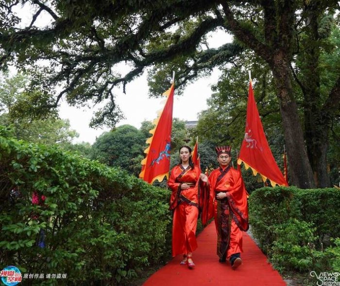 大家都说，这样的婚礼既展现了传统文化魅力，其简约喜庆的集体婚礼也让大家倡导文明节俭新风尚，还使我国的传统文化得以回归。