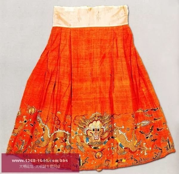 清代初期的女裙,仍保存着明代的遗俗,有凤尾裙,月华裙等式样