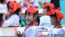 莞城一幼儿园举行开笔典礼 着汉服点朱砂学礼仪