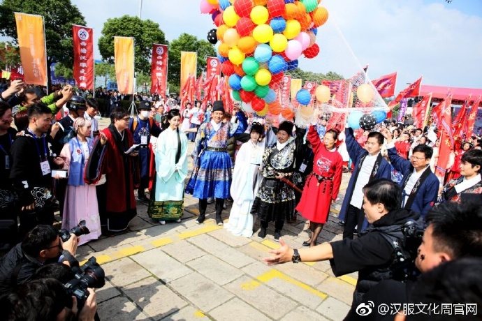 最后分享张官图，西塘汉服文化周正式起飞咯~~

好了呢，这一届真的是很热闹，比上届人多了不少，汉服文化周能举办五年而热度不减，小编深知汉服文化给大家带来的魅力，看这些~