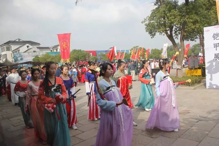 齐胸襦裙，坦领襦裙