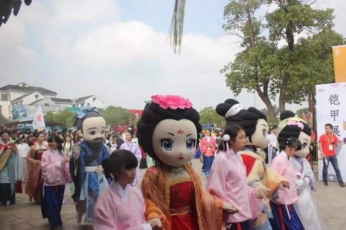 人偶方阵，四美还有孔子老先生