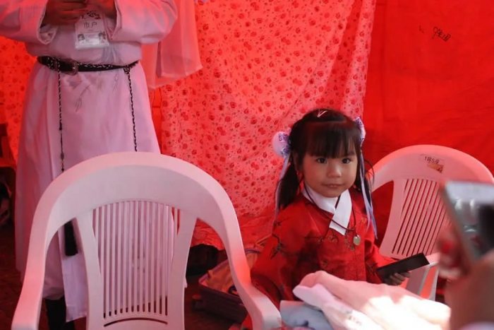 人呀人，全是同袍，小编这次也超开心，见到了很多相见的同袍，真是非常的珍贵，期待汉服文化周能越办越好，将汉服的魅力发扬光大到世界各处！