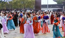 娇娇倾国色 缓缓步移莲：汉服“四美”巡游