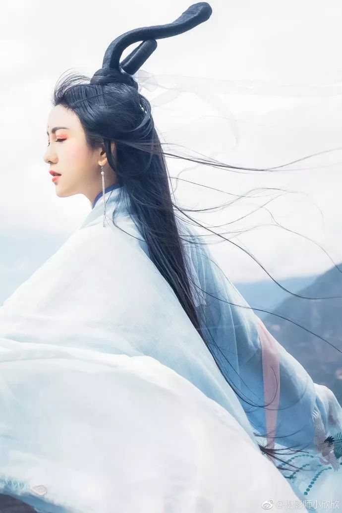 而你撑伞拥我入怀中
一字一句誓言多慎重
你眼中有柔情千种
如脉脉春风 冰雪也消融
那年长街春意正浓
策马同游 烟雨如梦
檐下躲雨
望进一双深邃眼瞳
宛如华山夹着细雪的微风
雨丝微凉
