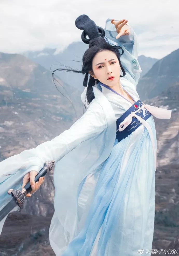 而你撑伞拥我入怀中
一字一句誓言多慎重
你眼中有柔情千种
如脉脉春风 冰雪也消融
后来谁家喜宴重逢
佳人在侧 烛影摇红
灯火缱绻
映照一双如画颜容
宛如豆蔻枝头温柔的旧梦
对面不识