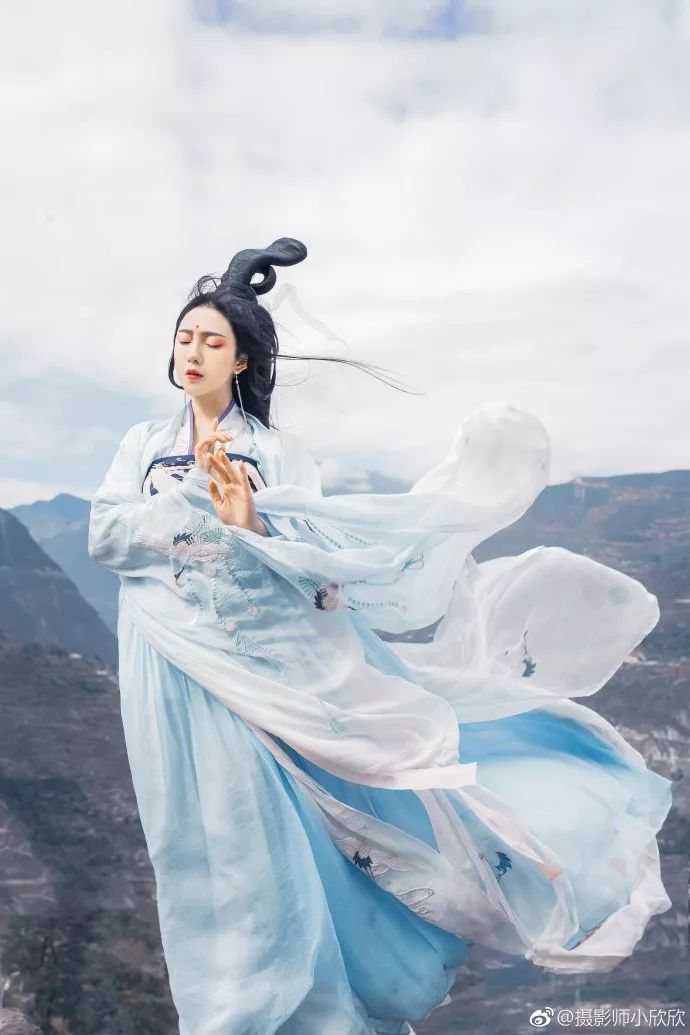 孤身打马南屏旧桥边过
恰逢山雨来时雾蒙蒙
想起那年伞下轻拥
就像躺在桥索之上
做了一场梦
梦醒后跌落 粉身碎骨
无影亦无踪