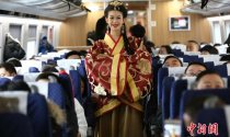 西成高铁车厢变T台 “动妹儿”身披汉服走秀