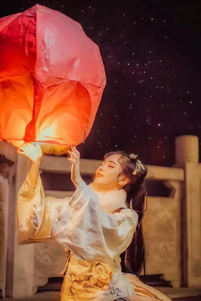 想你，但不打扰，静静的思念就好，把最后一点尊严留给自己。