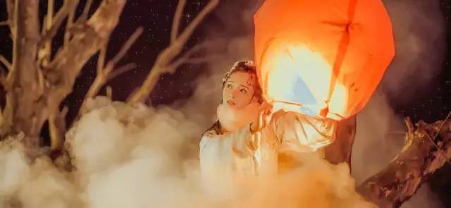 一只站在树上的鸟儿，从来不会害怕树枝断裂，因为她相信的不是树枝，而是她自己的翅膀。